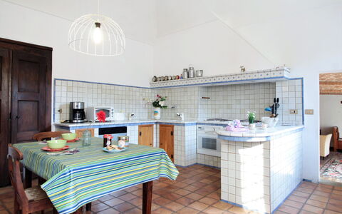 La Casa Dei Nonni, House With Private Pool, Torino: Möbel, Cabinetry, Tabelle, Küche, Countertop, Beleuchtung, Holz, Interior Design, Fussboden, Sinken