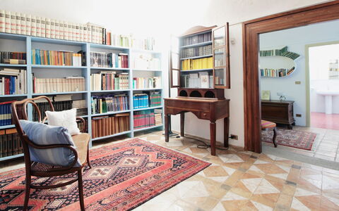 La Casa Dei Nonni, House With Private Pool, Torino: Möbel, Eigentum, Bücherregal, Regal, Holz, Haus, Couch, Wohnzimmer, Fussboden, Regale