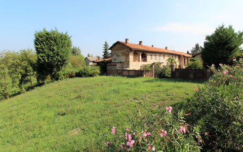 La Casa Dei Nonni, House With Private Pool, Torino: Himmel, Pflanze, Gebäude, Blume, Fenster, Wolke, Natur, Baum, Haus, Natürliche Landschaft