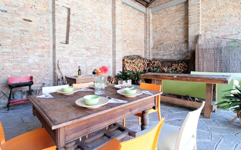 La Casa Dei Nonni, House With Private Pool, Torino: Tabelle, Möbel, Eigentum, Gebäude, Pflanze, Interior Design, Holz, Stuhl, Geschirr, Backstein