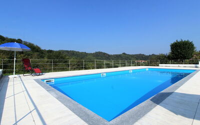 La Casa Dei Nonni, House With Private Pool, Torino: Wasser, Himmel, Gebäude, Eigentum, Schwimmbad, Azurblau, Rechteck, Baum, Haus, Gartenmöbel