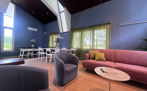 Villapronti: Möbel, Eigentum, Tabelle, Komfort, Interior Design, Couch, Flooring, Gebäude, Fussboden, Wohnzimmer