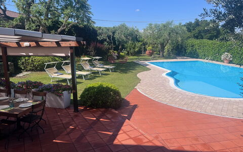 Villapronti: Pflanze, Wasser, Himmel, Schatten, Gartenmöbel, Baum, Schwimmbad, Blumentopf, Tabelle, Landschaft