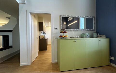 Villapronti: Cabinetry, Countertop, Gebäude, Interior Design, Holz, Flooring, Fussboden, Küche, Zimmerpflanze, Hartholz