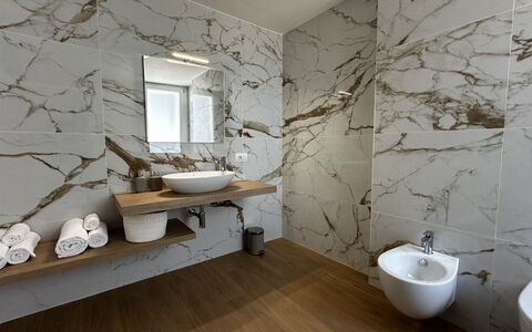 Villapronti: Spiegel, Zapfhahn, Armatur, Eigentum, Sinken, Pflanze, Weiss, Bad Sink, Badezimmer, Interior Design
