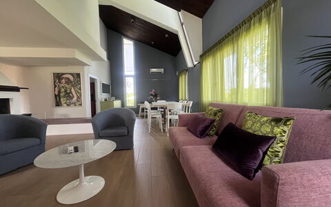 Villapronti: Interior Design, Möbel, Flooring, Fussboden, Decke, Zimmer, Beleuchtung, Couch, Wohnzimmer, Zuhause