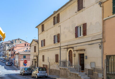 Loreto Suite Apartment: Gebäude, Himmel, Rad, Eigentum, Auto, Fenster, Infrastruktur, Fahrzeug, Haus