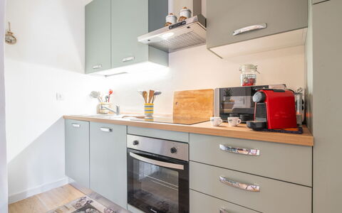 Atzeni: Countertop, Cabinetry, Gebäude, Schublade, Herd, Küche, Küchengerät, Holz, Beleuchtung, Interior Design