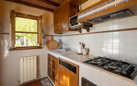 La Maggiolina & La Bastide: Countertop, Cabinetry, Eigentum, Küchengerät, Fenster, Gasherd, Küche, Herd, Gebäude, Holz