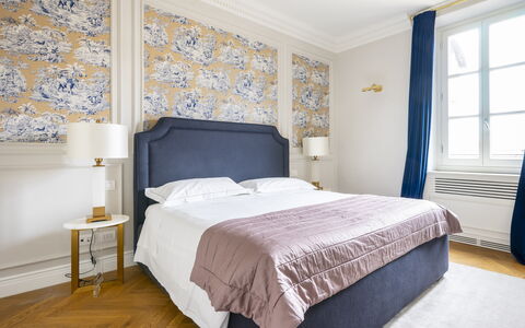 Albizi Penthouse Luxury Apartment In Florence By P: Möbel, Eigentum, Fenster, Blau, Azurblau, Gebäude, Holz, Textil, Komfort
