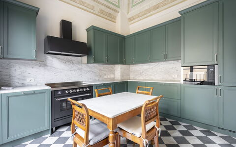 Albizi Penthouse Luxury Apartment In Florence By P: Cabinetry, Countertop, Möbel, Herd, Holz, Küche, Tabelle, Küchengerät, Interior Design, Die Architektur