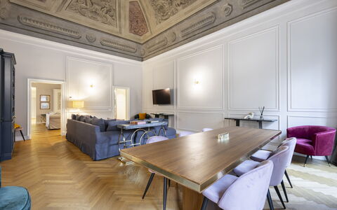 Albizi Penthouse Luxury Apartment In Florence By P: Tabelle, Möbel, Eigentum, Bilderrahmen, Gebäude, Holz, Die Architektur, Interior Design, Stuhl, Flooring