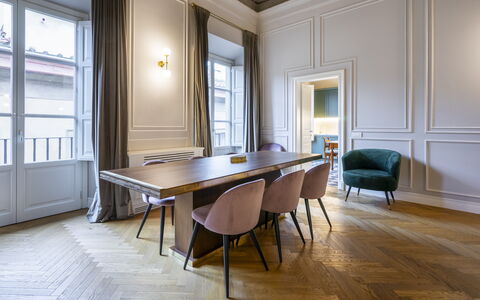 Albizi Penthouse Luxury Apartment In Florence By P: Tabelle, Eigentum, Möbel, Fenster, Gebäude, Holz, Halle, Bilderrahmen, Stuhl, Interior Design