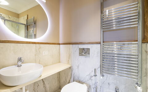 Albizi Penthouse Luxury Apartment In Florence By P: Armatur, Eigentum, Spiegel, Zapfhahn, Sinken, Bad Sink, Badezimmer, Interior Design, Holz, Fussboden
