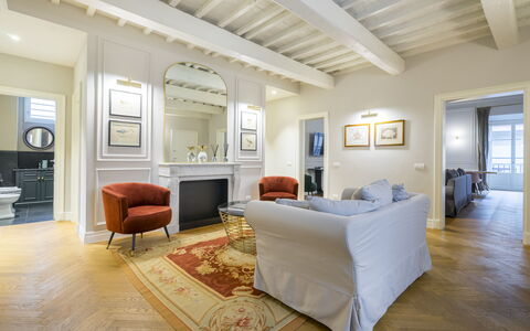 Albizi Penthouse Luxury Apartment In Florence By P: Bilderrahmen, Eigentum, Möbel, Komfort, Holz, Interior Design, Gebäude, Flooring, Fussboden, Wand