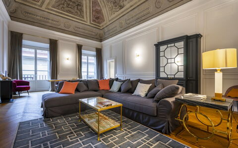 Albizi Penthouse Luxury Apartment In Florence By P: Möbel, Bilderrahmen, Eigentum, Couch, Tabelle, Komfort, Interior Design, Holz, Fenster, Beleuchtung