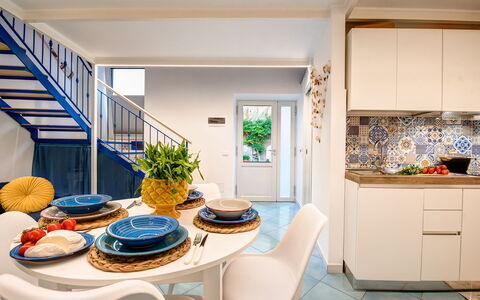Casetta Di Laura In Massa Lubrense: Tabelle, Möbel, Cabinetry, Azurblau, Dishware, Fussboden, Pflanze, Zimmerpflanze, Flooring, Wohnzimmer