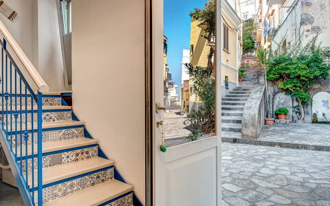 Casetta Di Laura In Massa Lubrense: Pflanze, Eigentum, Gebäude, Azurblau, Fenster, Haus, Blumentopf, Holz, Treppe, Zimmerpflanze