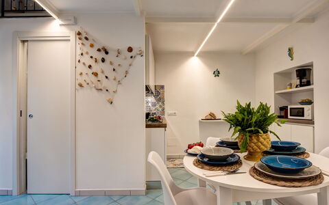 Casetta Di Laura In Massa Lubrense: Pflanze, Tabelle, Stuhl, Beleuchtung, Zimmerpflanze, Blumentopf, Interior Design, Flooring, Fussboden