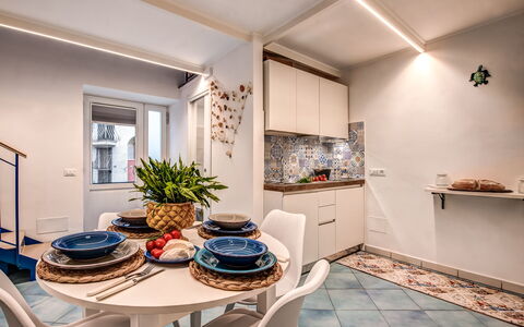 Casetta Di Laura In Massa Lubrense: Bilderrahmen, Eigentum, Pflanze, Tabelle, Fenster, Zimmerpflanze, Blumentopf, Azurblau, Holz, Interior Design
