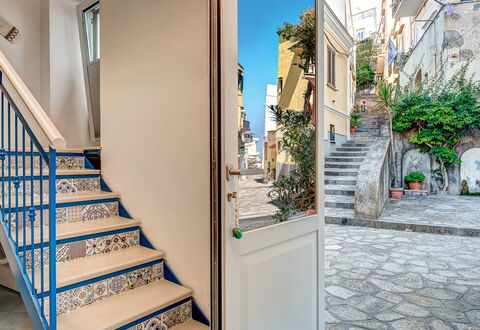 Casetta Di Laura In Massa Lubrense: Pflanze, Eigentum, Gebäude, Azurblau, Fenster, Haus, Blumentopf, Holz, Treppe, Zimmerpflanze