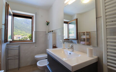 Apartment With Garden, Del Corlo Lake, Belluno: Zapfhahn, Spiegel, Armatur, Sinken, Badezimmerschrank, Eigentum, Bad Sink, Gebäude, Badezimmer, Azurblau