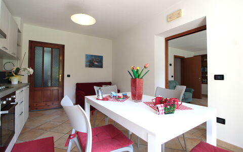 Apartment With Garden, Del Corlo Lake, Belluno: Tabelle, Möbel, Eigentum, Cabinetry, Stuhl, Beleuchtung, Interior Design, Gebäude, Zimmerpflanze, Fussboden