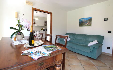 Apartment With Garden, Del Corlo Lake, Belluno: Tabelle, Möbel, Bilderrahmen, Eigentum, Pflanze, Couch, Grün, Blume, Interior Design, Holz