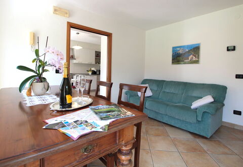 Apartment With Garden, Del Corlo Lake, Belluno: Tabelle, Möbel, Bilderrahmen, Eigentum, Pflanze, Couch, Grün, Blume, Interior Design, Holz