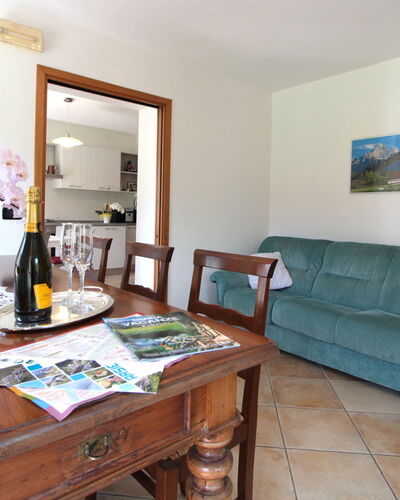 Apartment With Garden, Del Corlo Lake, Belluno: Tabelle, Möbel, Bilderrahmen, Eigentum, Pflanze, Couch, Grün, Blume, Interior Design, Holz