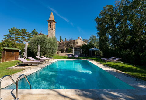 Villa Pietrafitta: Wasser, Pflanze, Himmel, Baum, Natur, Azurblau, Gebäude, Schwimmbad, Freizeit, Gras