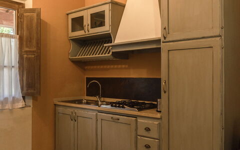 Borgo Dolciano: Cabinetry, Countertop, Möbel, Gebäude, Schublade, Küche, Holz, Herd, Interior Design, Flooring