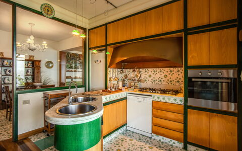 Villa Solaria with Private Pool: Eigentum, Countertop, Cabinetry, Holz, Beleuchtung, Küche, Interior Design, Flooring, Fussboden, Holzbeize