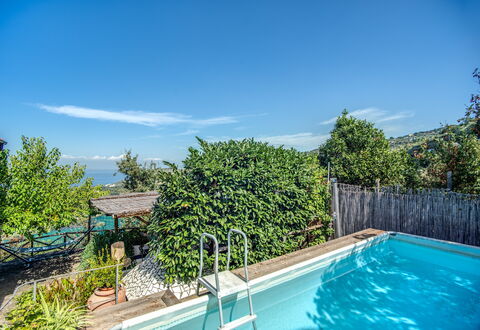 Villa Solaria With Private Pool: Wasser, Himmel, Pflanze, Wolke, Eigentum, Schwimmbad, Azurblau, Vegetation, Baum, Wohngebiet