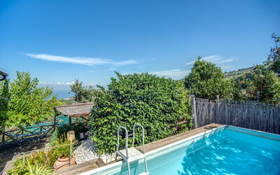 Villa Solaria With Private Pool: Wasser, Himmel, Pflanze, Wolke, Eigentum, Schwimmbad, Azurblau, Vegetation, Baum, Wohngebiet