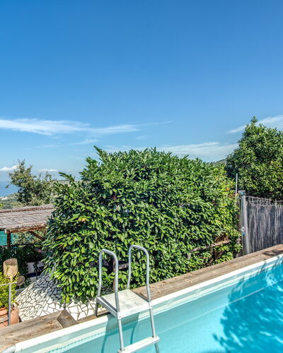 Villa Solaria with Private Pool: Wasser, Himmel, Pflanze, Wolke, Eigentum, Schwimmbad, Azurblau, Vegetation, Baum, Wohngebiet