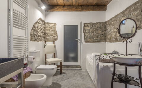 Orazio Liberty House,Lunigiana, Nature: Eigentum, Spiegel, Bilderrahmen, Armatur, Lila, Die Architektur, Interior Design, Fussboden, Flooring, Badezimmer