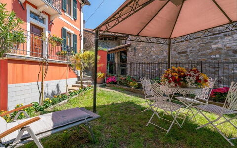 Orazio Liberty House,Lunigiana, Nature: Tür, Blumentopf, Stuhl, Wohnung, Zimmerpflanze, Balkon, Gartenmöbel, Tisch Im Freien, Veranda, Hof