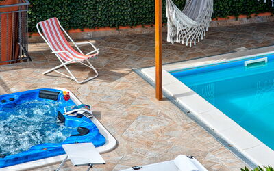 Villa Sorrentina With Panoramic Terrace: Wasser, Blau, Pflanze, Schwimmbad, Gartenmöbel, Freizeit, Schatten, Holz, Gras, Sonnenliege