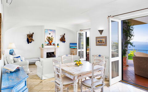 Villa Golfo Di Napoli With Private Pool: Tabelle, Möbel, Pflanze, Bilderrahmen, Wohnzimmer, Flooring, Fussboden, Zimmerpflanze, Holz, Dekoration