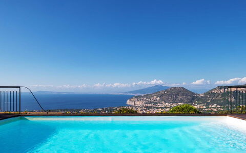 Villa Golfo Di Napoli With Private Pool: Wasser, Himmel, Gebäude, Blau, Schwimmbad, Pflanze, Natürliche Landschaft, Baum, Wolke, Küsten Und Ozeanische Forms