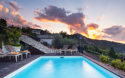 Villa Golfo Di Napoli With Private Pool: Wasser, Wolke, Himmel, Pflanze, Möbel, Gebäude, Natur, Schwimmbad, Azurblau, Baum
