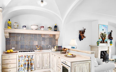 Villa Golfo Di Napoli With Private Pool: Eigentum, Möbel, Cabinetry, Produkt, Interior Design, Beleuchtung, Regale, Fussboden, Holz