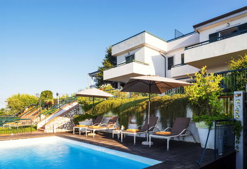 Villa Golfo Di Napoli With Private Pool: Wasser, Pflanze, Himmel, Eigentum, Gebäude, Schwimmbad, Fenster, Stuhl, Gartenmöbel, Regenschirm