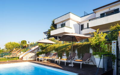 Villa Golfo Di Napoli With Private Pool: Wasser, Pflanze, Himmel, Eigentum, Gebäude, Schwimmbad, Fenster, Stuhl, Gartenmöbel, Regenschirm