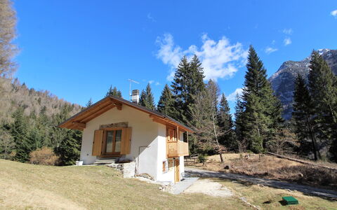 Baita La Ciamorza, Dolomiti, Veneto: Himmel, Pflanze, Gebäude, Wolke, Fenster, Haus, Baum, Lärche, Steigung, Hütte