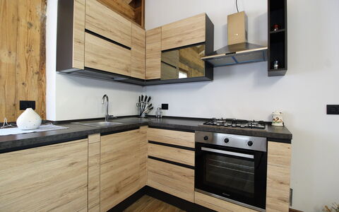 Baita La Ciamorza, Dolomiti, Veneto: Cabinetry, Eigentum, Countertop, Möbel, Gebäude, Herd, Holz, Interior Design, Küche, Schublade