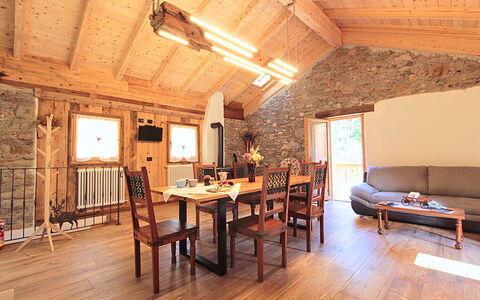 Baita La Ciamorza, Dolomiti, Veneto: Möbel, Tabelle, Eigentum, Couch, Holz, Interior Design, Bilderrahmen, Wohnzimmer, Stuhl, Fussboden