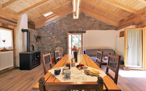 Baita La Ciamorza, Dolomiti, Veneto: Tabelle, Möbel, Holz, Beleuchtung, Interior Design, Flooring, Stuhl, Fussboden, Gebäude, Wand