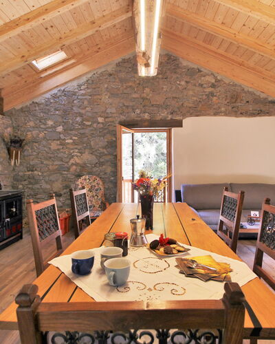 Baita La Ciamorza, Dolomiti, Veneto: Tabelle, Möbel, Holz, Beleuchtung, Interior Design, Flooring, Stuhl, Fussboden, Gebäude, Wand